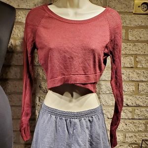 size medium crop tops (2) in burgundy and hunter green